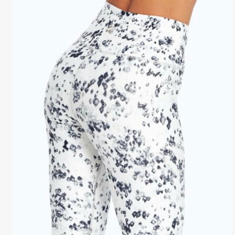 Black and White Watercolor Snake Print Yoga Capri